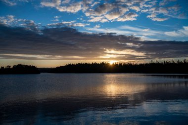Kuzey adasında gün batımında antik taş kale