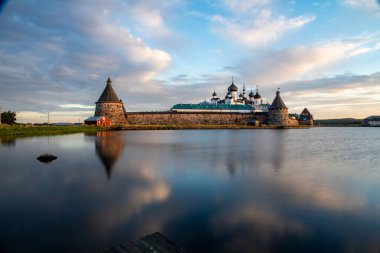 Kuzey adasında gün batımında antik taş kale