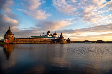 Kuzey adasında gün batımında antik taş kale