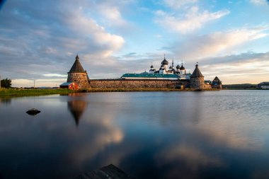 Kuzey adasında gün batımında antik taş kale