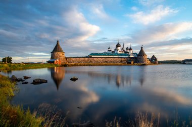Kuzey adasında gün batımında antik taş kale