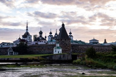 Kuzey adasının şafak vakti manzarası antik evlerin arka planına karşı.