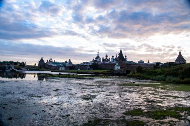 Kuzey adasının şafak vakti manzarası antik evlerin arka planına karşı.