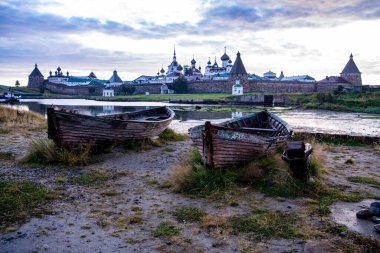Kuzey adasının şafak vakti manzarası antik evlerin arka planına karşı.