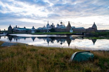 Kuzey adasının şafak vakti manzarası antik evlerin arka planına karşı.