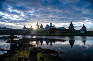 Kuzey adasının şafak vakti manzarası antik evlerin arka planına karşı.