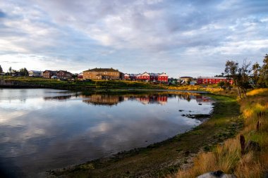 Kuzey adasının şafak vakti manzarası antik evlerin arka planına karşı.
