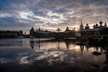 Kuzey adasının şafak vakti manzarası antik evlerin arka planına karşı.