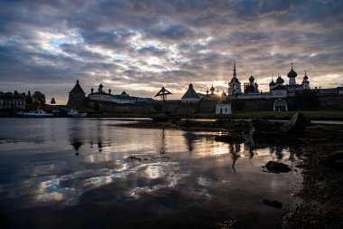 Kuzey adasının şafak vakti manzarası antik evlerin arka planına karşı.