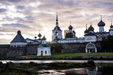 Kuzey adasının şafak vakti manzarası antik evlerin arka planına karşı.