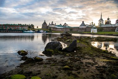 Kuzey adasının şafak vakti manzarası antik evlerin arka planına karşı.