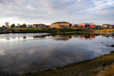 Kuzey adasının şafak vakti manzarası antik evlerin arka planına karşı.