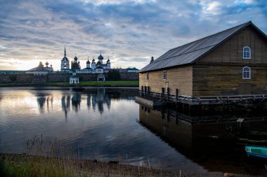 Kuzey adasının şafak vakti manzarası antik evlerin arka planına karşı.