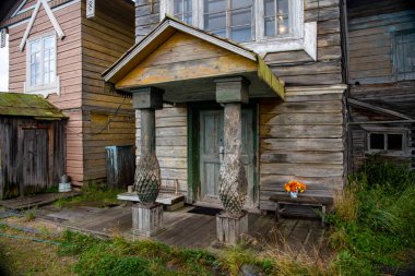 Kuzey adasının şafak vakti manzarası antik evlerin arka planına karşı.