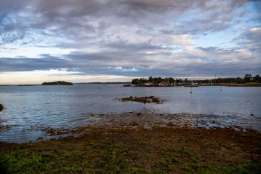 Kuzey adasının şafak vakti manzarası antik evlerin arka planına karşı.