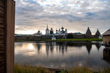 Kuzey adasının şafak vakti manzarası antik evlerin arka planına karşı.