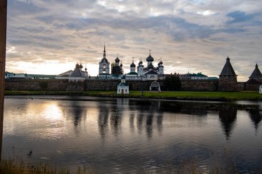 Kuzey adasının şafak vakti manzarası antik evlerin arka planına karşı.