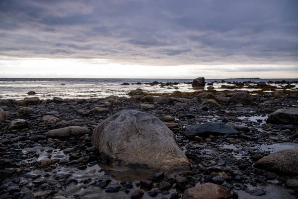 Пейзаж Морем Береговой Линией Фоне Голубых Облаков Заходящего Солнца Северном — стоковое фото