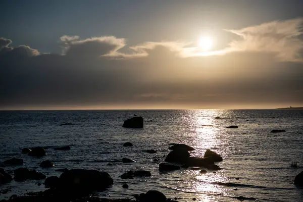 Landschaft Mit Meer Und Küste Vor Dem Hintergrund Blauer Wolken — Stockfoto