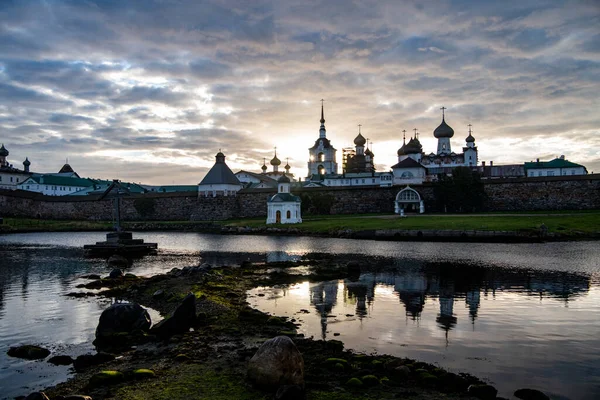 Kuzey adasının şafak vakti manzarası antik evlerin arka planına karşı.