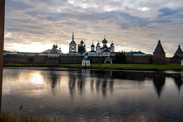 Kuzey adasının şafak vakti manzarası antik evlerin arka planına karşı.