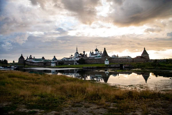Kuzey adasının şafak vakti manzarası antik evlerin arka planına karşı.