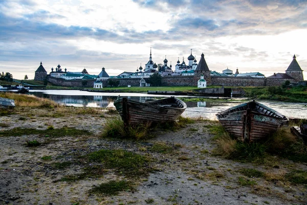 Adanın manzarası kıyıda duran eski ahşap teknelerin arka planına karşı