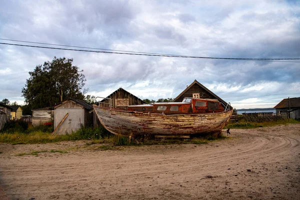 Paisagem Ilha Contra Fundo Velhos Barcos Madeira Que Jazem Costa — Fotografia de Stock