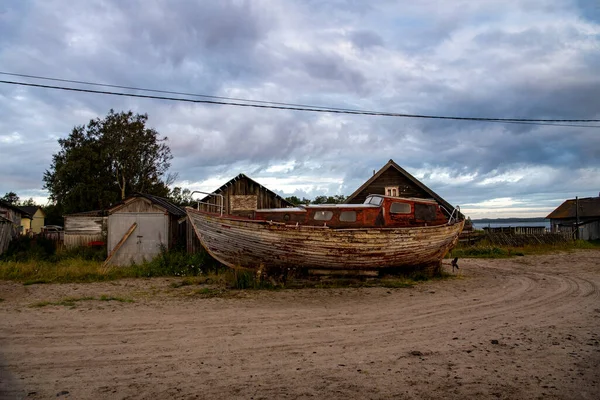 Landskap Mot Bakgrund Gamla Träbåtar Som Ligger Stranden — Stockfoto