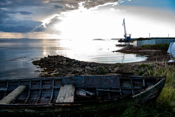 Paysage Île Sur Fond Vieux Bateaux Bois Couchés Sur Rivage — Photo