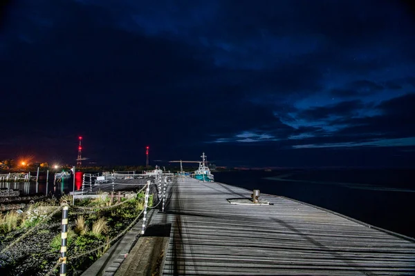 Jetée Avec Église Sur Fond Ciel Nuageux Nocturne — Photo