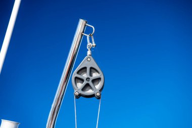 Mavi suların ve mavi gökyüzünün arka planında yüksek süratli bir teknenin yanından geçen gemilerin bulunduğu adalar.