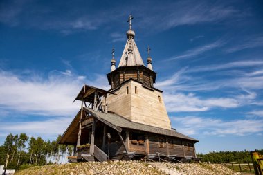Kuzey ulusal geleneklerine göre inşa edilmiş gri kilise.