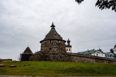 Kuzey Solovetsky adalarındaki beyaz taştan antik canavar kalesi