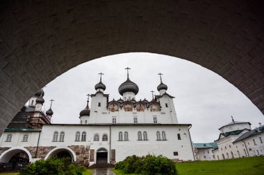 Kuzey Solovetsky adalarındaki beyaz taştan antik canavar kalesi