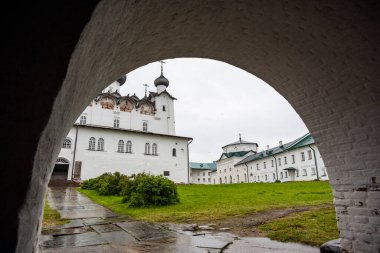 Kuzey Solovetsky adalarındaki beyaz taştan antik canavar kalesi