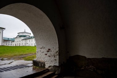 Kuzey Solovetsky adalarındaki beyaz taştan antik canavar kalesi