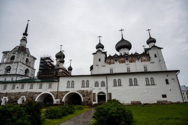 Kuzey Solovetsky adalarındaki beyaz taştan antik canavar kalesi