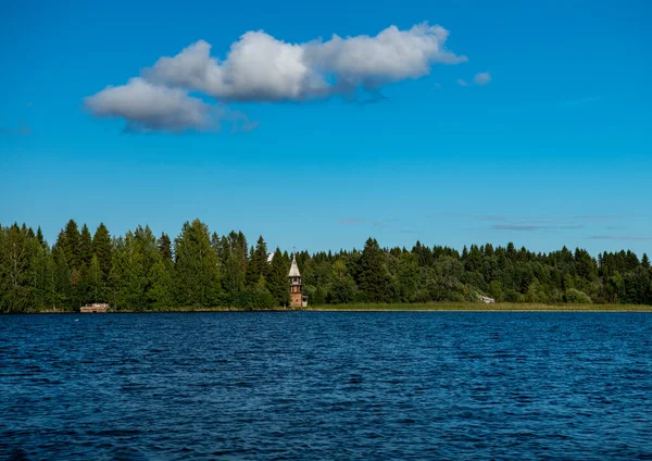 青い水と青い空を背景に高速船の横から島が通過する風景 — ストック写真