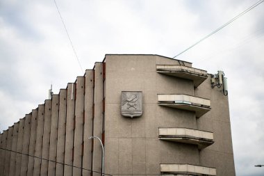 Parlak evleri, yeşil sokakları ve teknik binaları olan güzel şehirler.