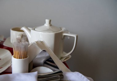 Hayat boyu kahve servisi kahvaltısı kırmızı masa örtüsüyle.