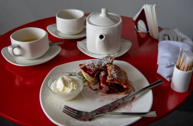 Hayat boyu kahve servisi kahvaltısı kırmızı masa örtüsüyle.