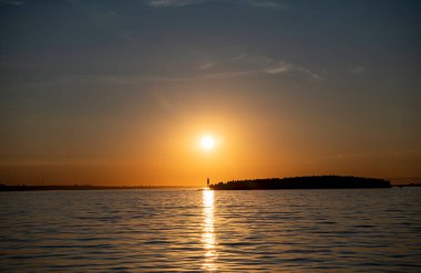 Gemiden büyük bir gölde gün batımı