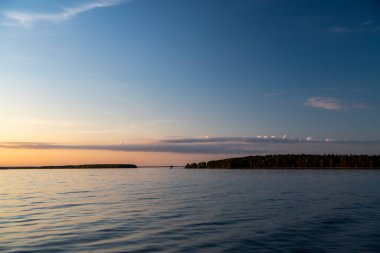 Gemiden büyük bir gölde gün batımı