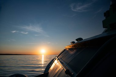 Gemiden büyük bir gölde gün batımı