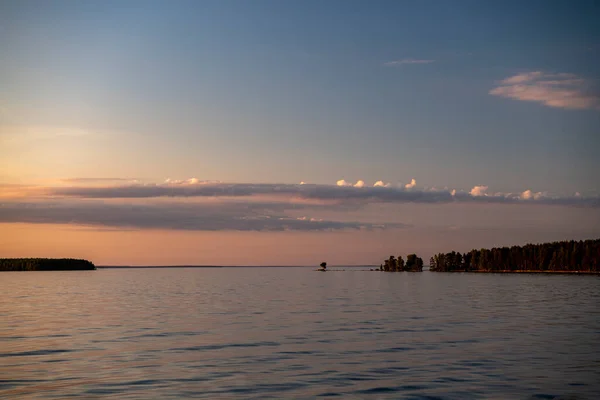 从船上掉到一个大湖上的落日 — 图库照片