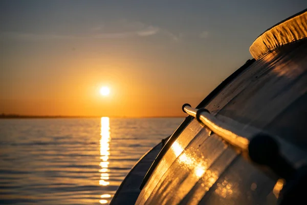 船から大きな湖に沈む夕日 — ストック写真