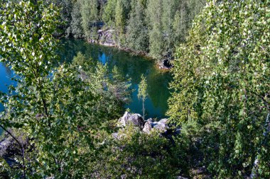 Granitte temiz yeşil su ve doğal bir anıtta mermer kayalar olan dağ gölü.