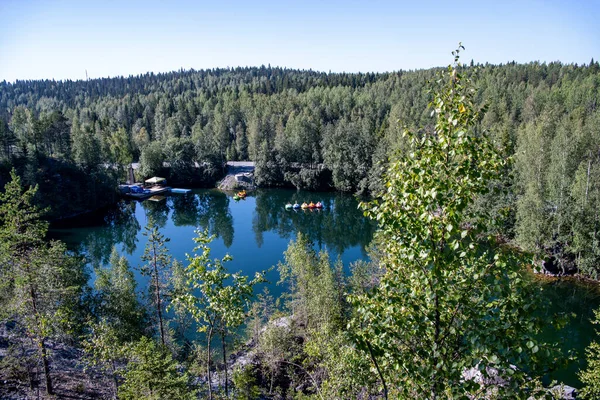 Piękne Górskie Jezioro Zieloną Wodą Szare Marmurowe Skały Sosnami — Zdjęcie stockowe