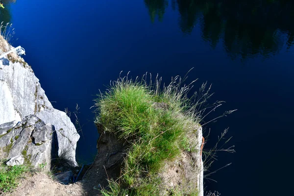 Гірське Озеро Прозорою Зеленою Водою Граніті Мармурових Скелях Природному Монументі — стокове фото